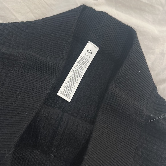 ALO YOGA - CASHMERE HIGH-WAIST PLUSH WAFFLE PANT in black - Picture 5 of 5